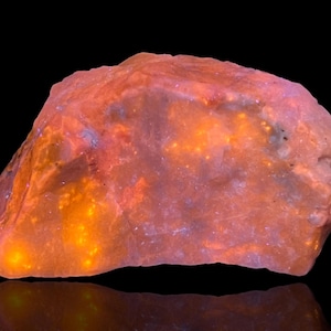 126 Gramm Fluoreszierender Farbwechsel Hackmanit mit Sodalith auf blauem Hackmanit aus Badakshan Afghanistan