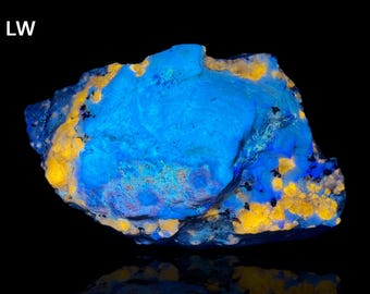 Ejemplar de cristal de sodalita fluorescente de 228 gramos con escapolita de marialita procedente de Badakhshan, Afganistán.
