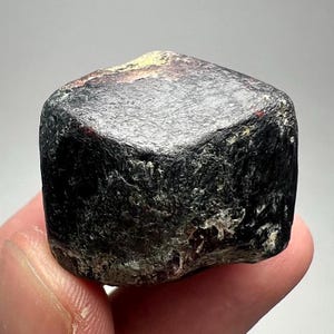 192 karat rhodolitgranatkristall från Afghanistan