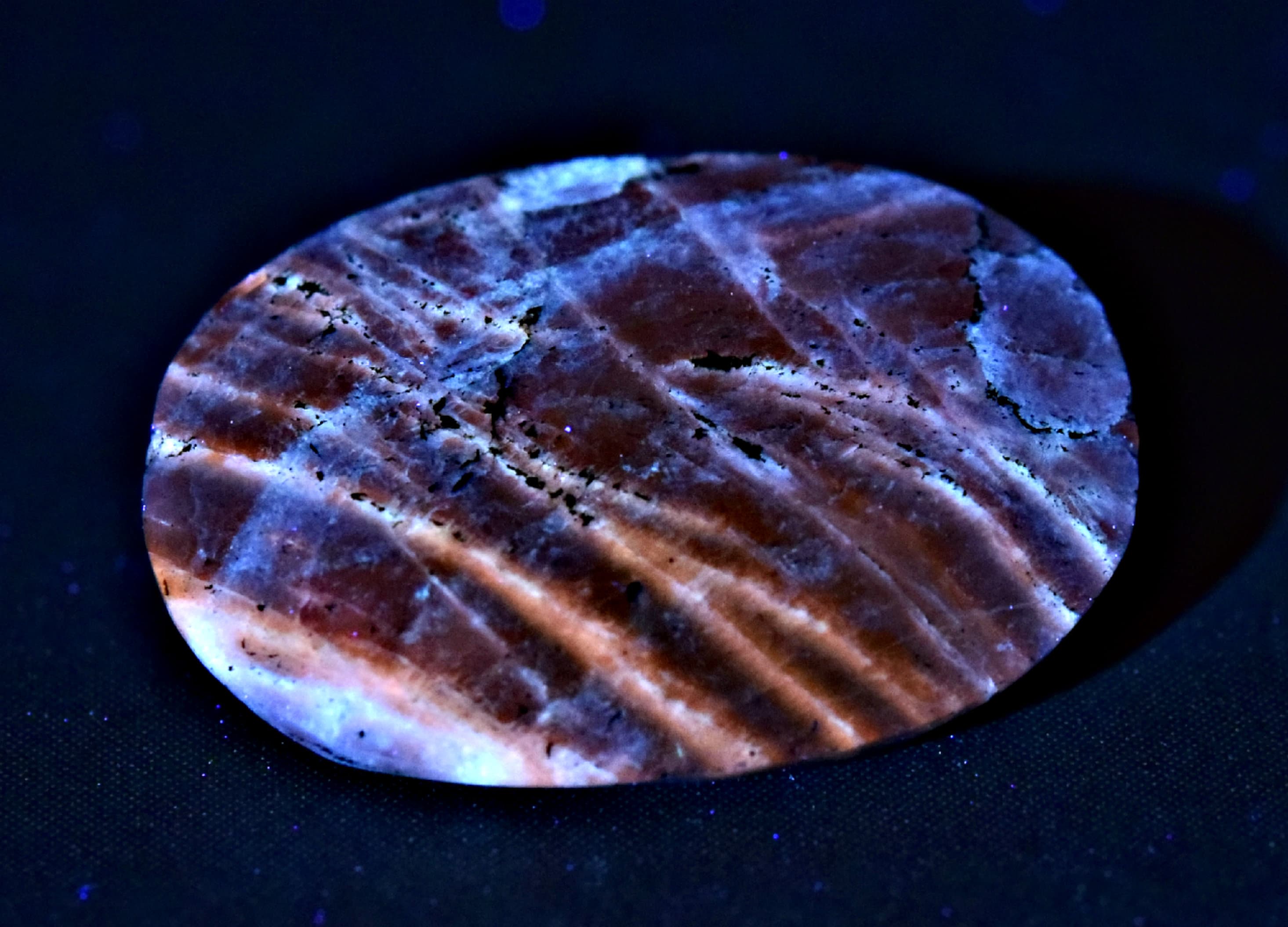 Pierre précieuse taillée sodalite fluorescente à facettes de 4 carats — free download