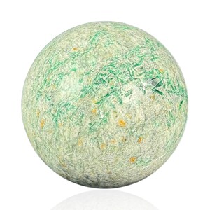 Sfera di cianite mica verde lucida da 45 mm, 153 grammi, proveniente dal Pakistan.