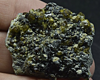 Espécimen de cristal de vesuvianita verde de 111 quilates con granate andradita, cristal de epidota y mica de Afganistán