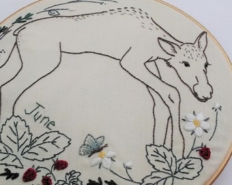 Elch-Kalb Handstickerei, Stickmuster als Download für die Juni-Stickerei eines wilden Jahres der Kränze und Girlanden