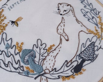 Wiesel Handstickerei aus einem wilden Jahr der Kränze und Girlanden, September