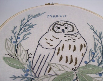 Eulen Stickanleitung, PDF Stickanleitung Eule, Ein wildes Jahr der Kränze & Girlanden, März: Streifenkauz mit Wacholder und Lorbeer