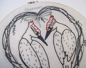 Specht Handstickerei Anleitung, PDF Stickmuster für Ein wildes Jahr, Februar: Helmspecht mit wilder Weinrebe