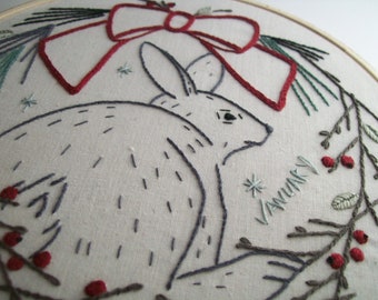 Kaninchen-Handstickerei-Muster, PDF-Muster für ein wildes Jahr der Kränze & Girlanden: Baumwollschwanz mit Kiefer und Winterbeere