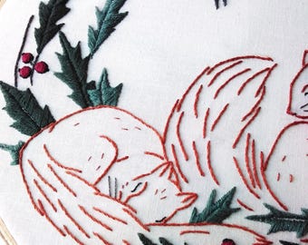 Eichhörnchen, handgestickt, Dezember im wilden Jahr der Kränze und Girlanden