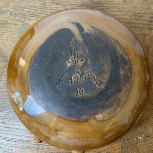 K&ouml;nnte beinhalten: Eine braune Keramiksch&uuml;ssel mit einem schwarzen Stempel auf der Unterseite, der "Made in France 1929 10" lautet.