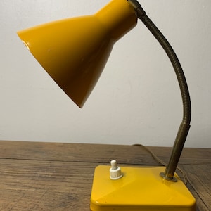 Candeeiro vintage de metal amarelo