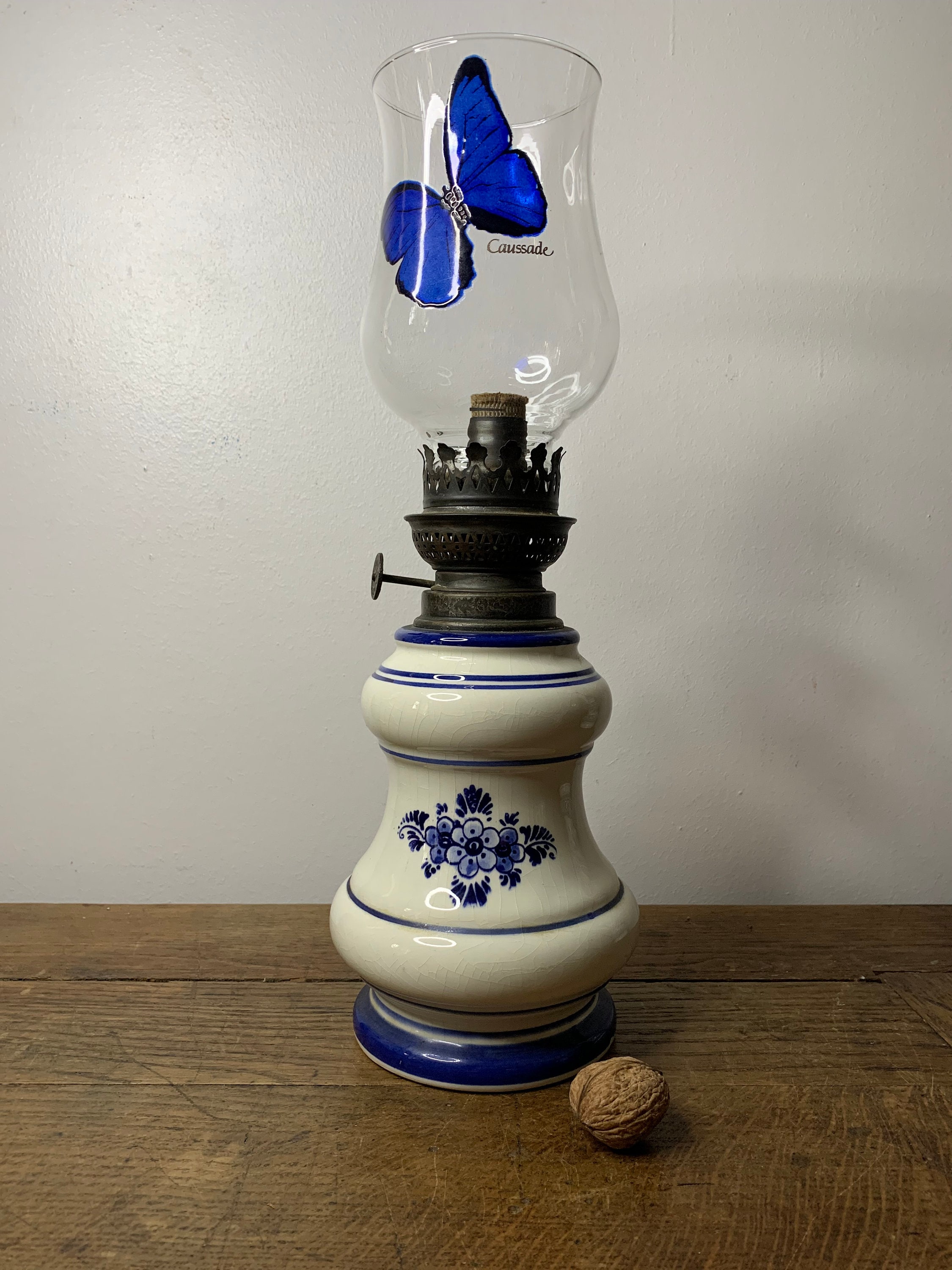 Lampe à Pétrole Ancienne - Porcelaine Et Laiton Avec Verre - En L'état (collection)