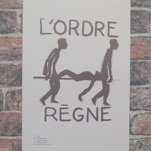 Puede incluir: Un póster con las palabras "L'ORDRE REGNE" en marrón oscuro. La imagen muestra dos figuras que transportan a una tercera figura en una camilla. El póster está sobre un fondo blanco, con una pared de ladrillos al fondo.