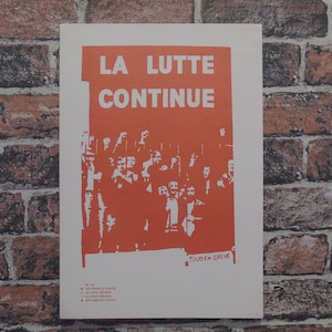 Puede incluir: Un cartel con las palabras "LA LUTTE CONTINUE" en letras grandes de color naranja. Debajo del texto hay una ilustración naranja estilizada de una multitud de personas. Las palabras "TOUS EN GREVE" están en la parte inferior derecha.