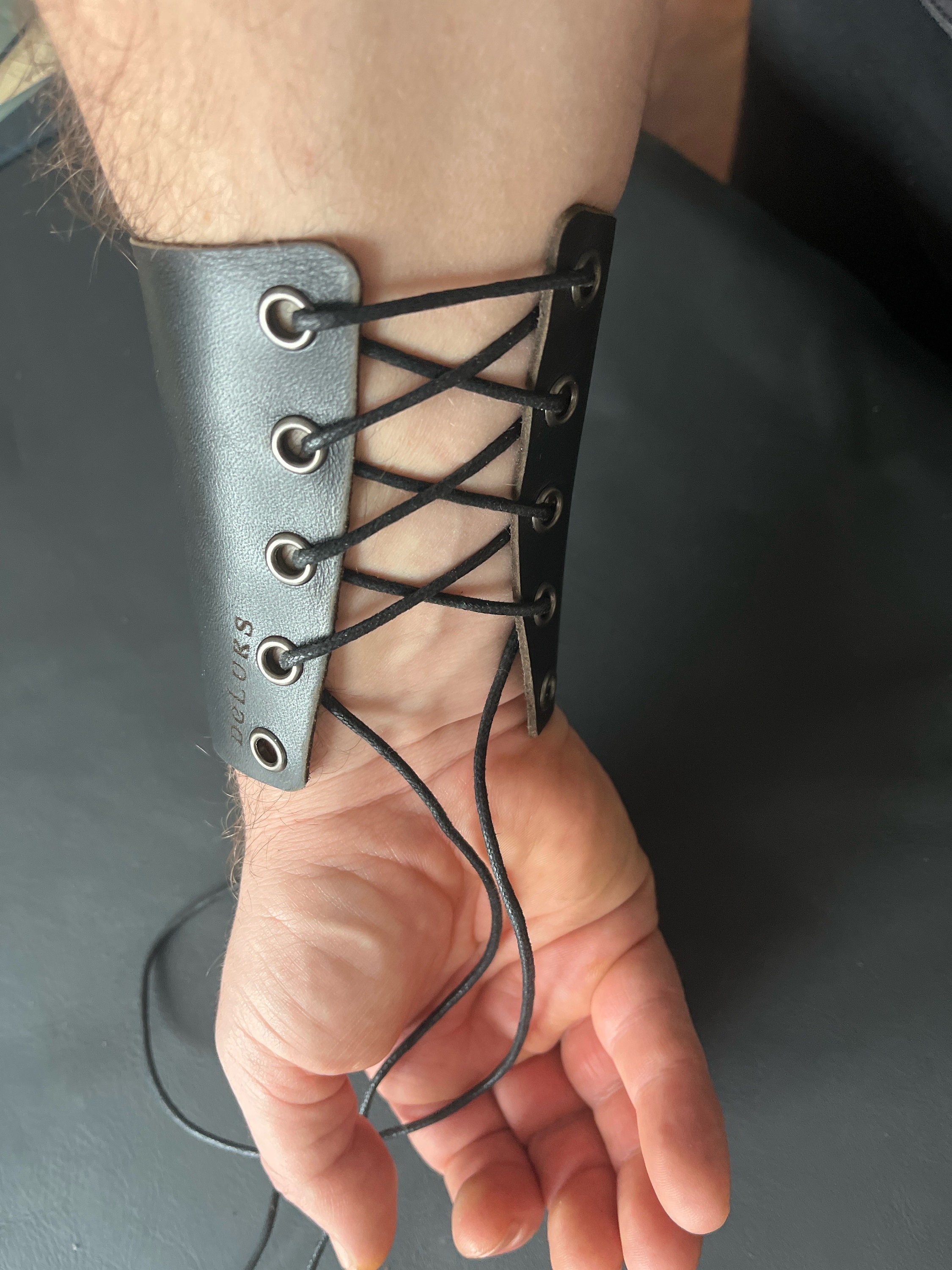 Martello Thor Vero Mayting Mjolnir - Braccialetto In Pelle Con Motivo  Martello Di Thor, Con Rune Vichinghe, Largo, Stile Celtico, Regolabile,  Unisex, 1043 Inch, Pelle Accessori In Pelle Uomo, image size:2250x3000