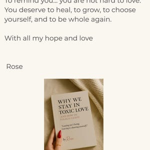 K&ouml;nnte beinhalten: Ein Buch mit dem Titel "WHY WE STAY IN TOXIC LOVE" mit dem Untertitel "(AND HOW TO FINALLY LEAVE)". Das Cover ist wei&szlig; mit schwarzem Text. Das Buch wird von einer Person gehalten. Der Name des Autors, Rose, steht ebenfalls auf dem Cover.