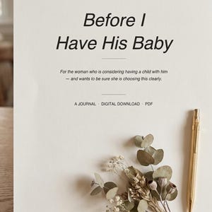 Peut inclure: Un journal intitulé « Before I Have His Baby » avec le texte « Pour la femme qui envisage d'avoir un enfant avec lui - et qui veut être sûre de faire le bon choix ». Un stylo doré et des fleurs séchées sont également présents.