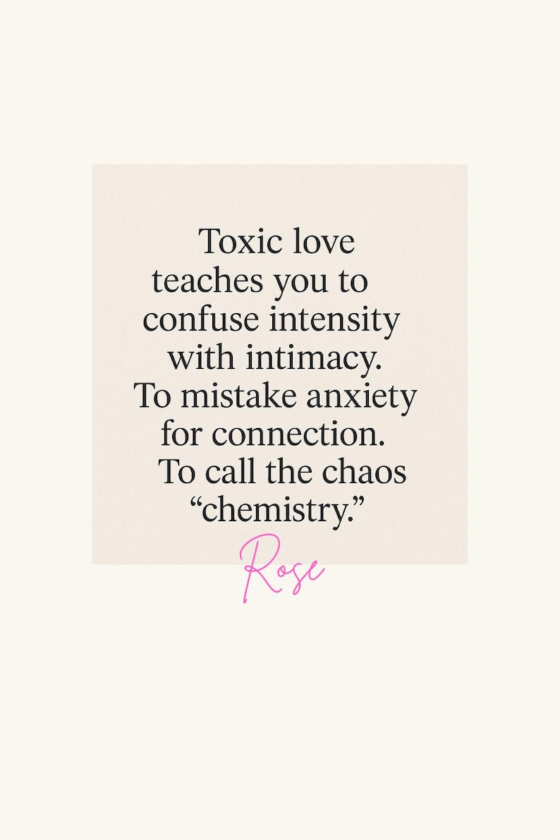 K&ouml;nnte beinhalten: Digitaler Kunstdruck auf cremefarbenem Hintergrund mit dem Text "Toxic love teaches you to confuse intensity with intimacy. To mistake anxiety for connection. To call the chaos 'chemistry.'" Signiert "Rose".
