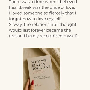 K&ouml;nnte beinhalten: Ein Buch mit dem Titel "WHY WE STAY IN TOXIC LOVE" wird von einer Person gehalten. Das Cover des Buches ist wei&szlig; mit schwarzem Text. Der Text "Leaving isn't loving. Leaving is choosing yourself." ist ebenfalls sichtbar. Der Autor ist Rose.