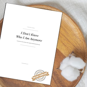 Könnte beinhalten: Ein weißes, rechteckiges Tagebuch-Cover mit schwarzem Text, der A HEALING JOURNAL, I Don't Know Who I Am Anymore und A journal for the woman who forgot herself along the way lautet. Ein beigefarbener, runder Stempel mit dem Text INSTANT DOWNLOAD.