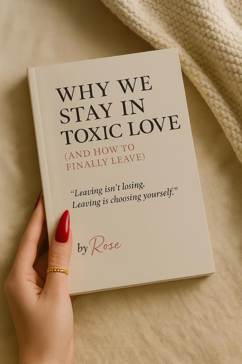 K&ouml;nnte beinhalten: Ein Buch mit dem Titel "WHY WE STAY IN TOXIC LOVE" und dem Untertitel "(AND HOW TO FINALLY LEAVE)". Das Cover ist hellbeige mit schwarzem Text. Der Name des Autors, "Rose", steht unten. Ein Zitat ist ebenfalls enthalten.