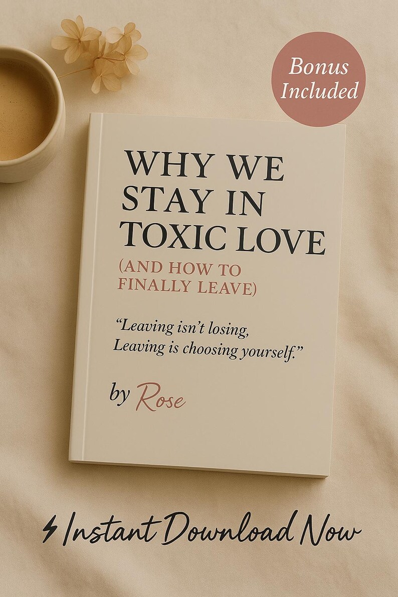 K&ouml;nnte beinhalten: Ein Buch mit dem Titel "WHY WE STAY IN TOXIC LOVE" mit dem Untertitel "(AND HOW TO FINALLY LEAVE)". Das Cover zeigt Text und ein Zitat von Rose. Ein Aufkleber "Bonus Included" ist sichtbar. Der Satz "Instant Download Now" ist ebenfalls vorhanden.