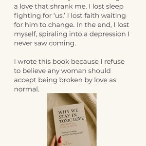 K&ouml;nnte beinhalten: Ein Buch mit dem Titel "WHY WE STAY IN TOXIC LOVE" mit dem Untertitel "(AND HOW TO FINALLY LEAVE)". Das Cover ist wei&szlig; mit schwarzem Text. Der Name des Autors, "by Rose", steht unten. Eine Hand mit rotem Nagellack h&auml;lt das Buch.
