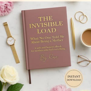 Peut inclure: Un livre rose poudré intitulé "THE INVISIBLE LOAD" avec des lettres dorées, entouré de fleurs, d'une montre en or, d'un stylo, de bagues et d'une tasse de café. Le sous-titre du livre est "What No One Told Me About Being a Mother".