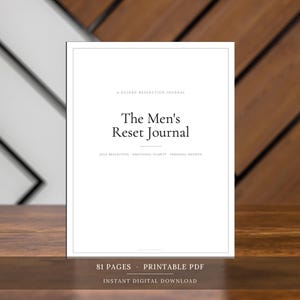 Peut inclure: Une couverture de journal rectangulaire blanche avec du texte noir indiquant A GUIDED REFLECTION JOURNAL, The Men's Reset Journal, et SELF-REFLECTION · EMOTIONAL CLARITY · PERSONAL GROWTH. Le texte en bas indique 81 PAGES · PRINTABLE PDF.
