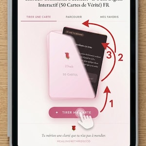 Könnte beinhalten: Ein digitales Orakelkarten-App auf einem Tablet. Der Bildschirm zeigt französischen Text, darunter "Clarté Relation Sans Étiquette" und "Tirer une carte". Eine rosa Karte mit einer Rosen-Grafik ist zu sehen.