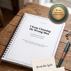 Peut inclure: Un journal à spirales intitulé "I Keep Choosing the Wrong Men" avec du texte sur la couverture. Un badge de produit numérique est visible en haut à droite. Un stylo et des fiches sont également visibles sur une surface en bois.