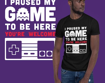 Ich pausierte mein Spiel, um hier T-shirt | Unisex T-shirt | Gaming Present | Gaming Shirt | Lustige Slogan-T-| Coolgraphic Tee | Gamer Humor
