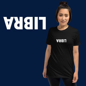 Libra de cabeça para baixo camisetas de &lt;br&gt; Entrega Rápida? Camiseta Unissex | Camisa do Zodíaco | Camisa AF | Astrologia Camiseta de &lt;br&gt; Entrega Rápida? Horóscopo Camiseta de &lt;br&gt; Entrega Rápida? Aniversário de Libra | Presente para Libra