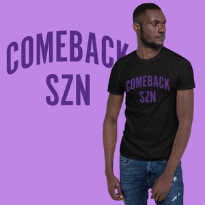 Könnte beinhalten: Schwarzes T-Shirt mit lilafarbenem Text, der "COMEBACK SZN" lautet.