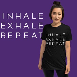 Inhalieren Sie exhalieren wiederholen Shirt | Unisex Shirt | Yoga-T-Shirt | Inspirierende Shirt | Motivierende Shirt | Gym Tee | Atmen Sie Tee | Achtsamkeit Shirt