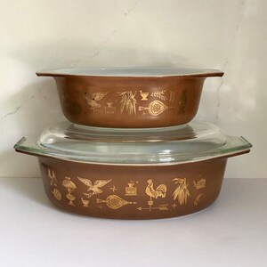 Pair of Pyrex “Early American” Pattern Casseroles, Brown on Gold, Nesting, One with Lid