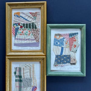 Peut inclure: Trois œuvres d'art textiles encadrées. Deux sont dans des cadres dorés, une dans un cadre vert. Chaque pièce présente un motif patchwork de divers motifs et couleurs de tissu. Le texte "A Piece of the Past" est manuscrit sur chaque pièce.