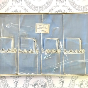 Vintage Wedgewood Blue Gloria Grey Table Mats con bolsillos para servilletas con bordes de encaje y servilletas a juego, en caja original, NIB