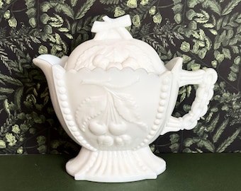 Jarra de leche vintage de vidrio opalino con tapa y diseño de cerezas y uvas.