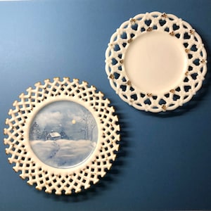 Belles assiettes vintage « Flocon de neige » en treillis de Westmoreland en porcelaine et verre laiteux, la paire, une avec une scène d&#39;hiver peinte à la main--Rare !