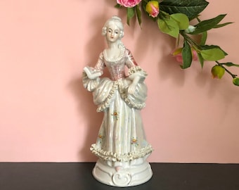 Bella statuetta vintage in pizzo di Dresda &quot;Lace and Lustre&quot;, signora con un libro