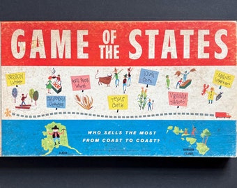 Könnte beinhalten: Ein Vintage-Brettspiel namens "Game of the States" mit einer farbenfrohen Karte der Vereinigten Staaten. Das Spiel zeigt Illustrationen verschiedener Bundesstaaten und ihrer Produkte, wie z. B. Holz, Weizen, Orangen, Vieh, Mais, Tabak und Hummer. Der Titel des Spiels ist in Rot und Weiß auf blauem Hintergrund gedruckt. Der Slogan des Spiels lautet "Wer verkauft am meisten von Küste zu Küste?"