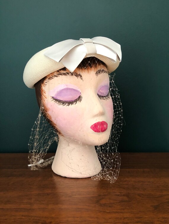Stylish Vintage 1950s/60s Straw Hat with Bow and V