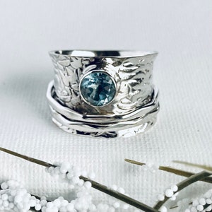 Handgemachter Sterling Silber Meditationsring: Blue Topaz Floral Spinner