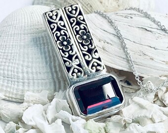 Handgjort halsband i sterlingsilver med granathänge: Blommig snidad ädelsten