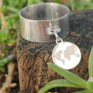 massiver silberner „Gaia“-Ring und Weltkartenanhänger, nomadischer Schmuck