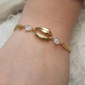 Epi chain bracelet with cowrie shell. Mermaidcore bracelet for women, for femininity and fertility. valentines day gift