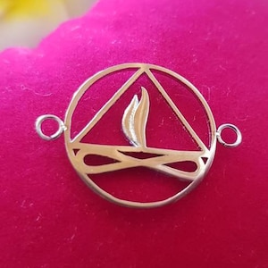 Zilverkleurige metalen connector met tweelingvlamsymbool