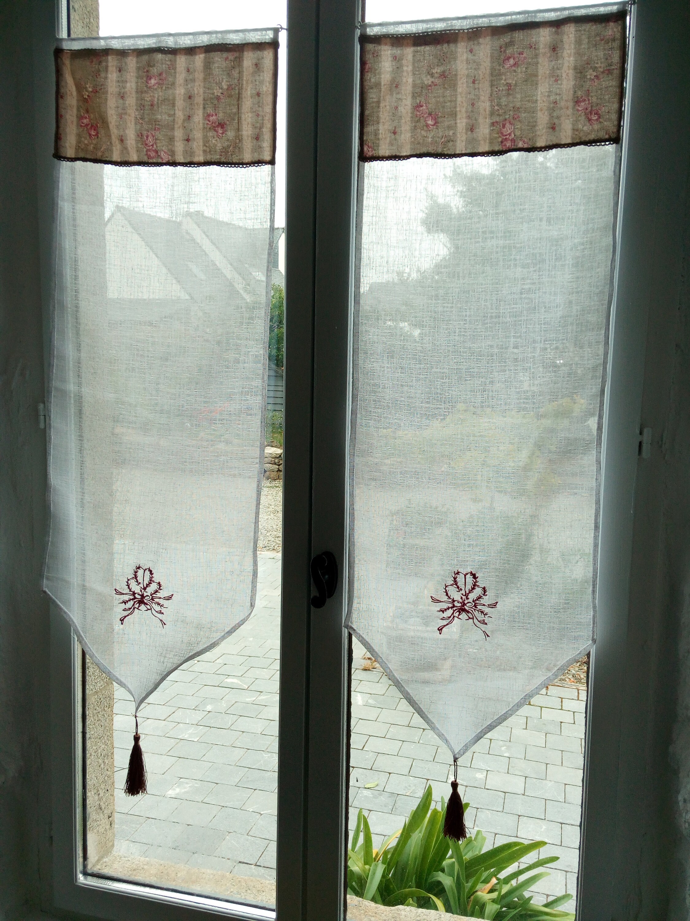 Brise bise, rideau, voilage en lin brodé (sur mesure et sur commande ... Brise bise, rideau, voilage en lin brodé (sur mesure et sur commande ...