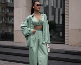 Completo da 3 pezzi in raso verde salvia: top e pantaloni a gamba larga per un outfit da vacanza o da viaggio, in aeroporto