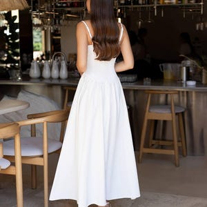 Vestido midi blanco con escote corazón y corsé | Vestido para la recepción del segundo look nupcial | Vestido para la cena de ensayo de la boda civil imagen 7
